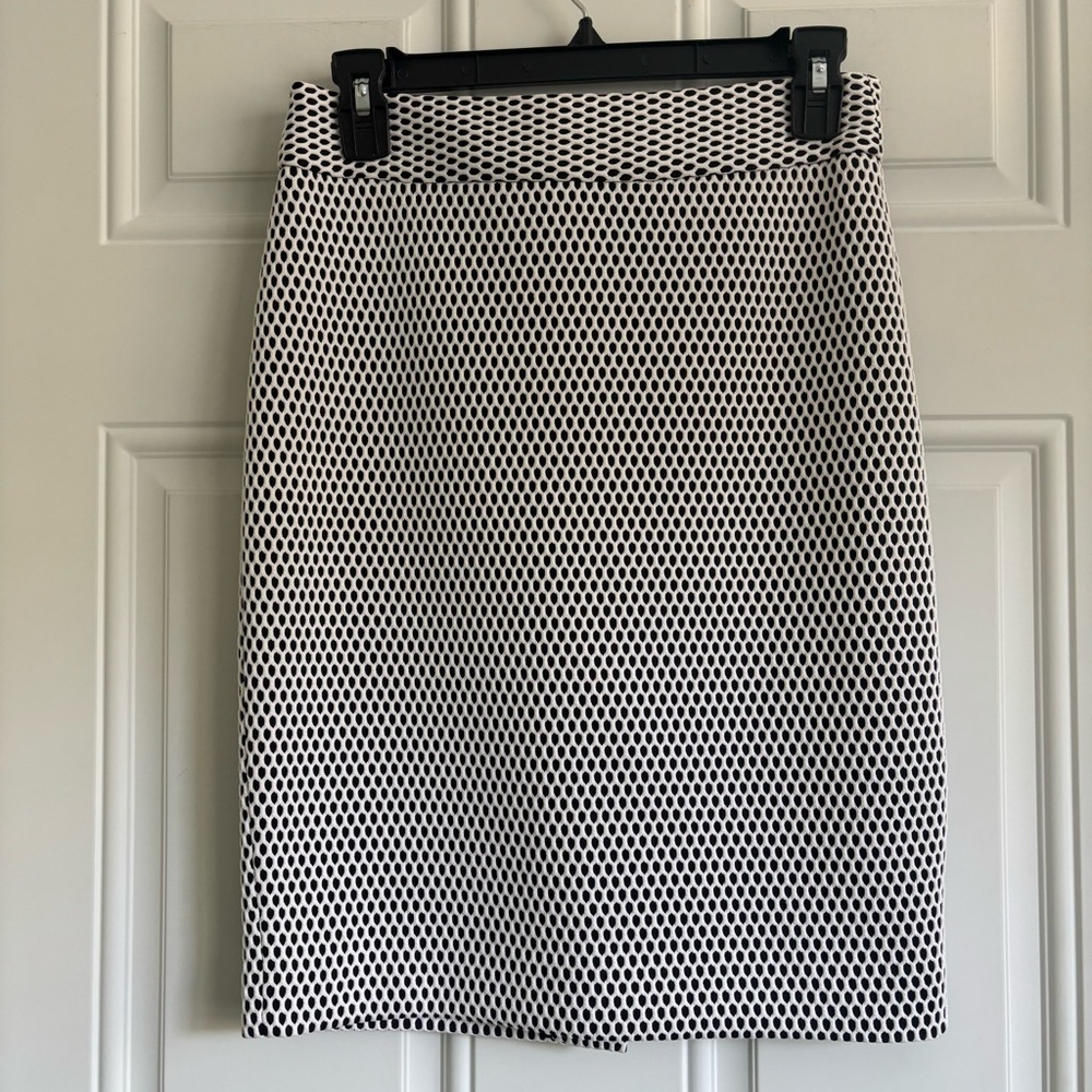 ❤️2/$15 or 3/$21❤️Banana Republic Black/White Textured Pencil Skirt, Size 0